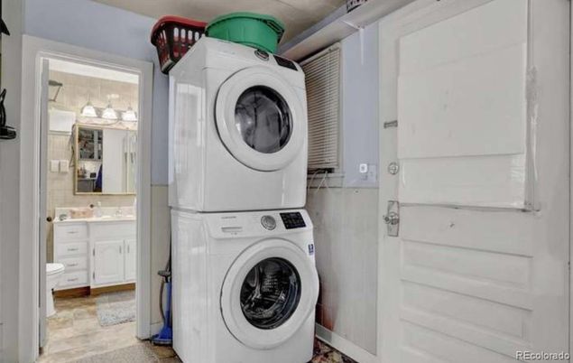 Interior, Utility Closets, Washer, Wood Texture Flooring
