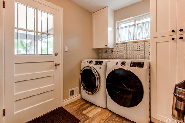 Interior, Washer, Wood Texture Flooring