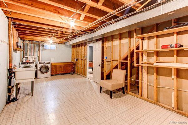 Interior, Washer, Wooden Beams