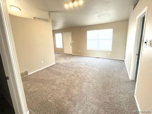 Empty room, Interior