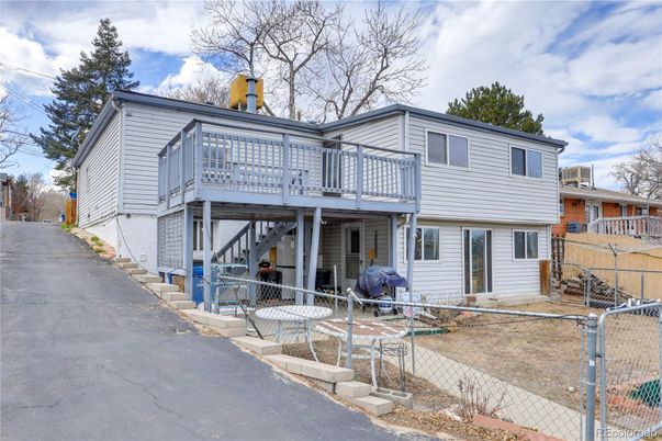 Exterior, Facade, Split Level