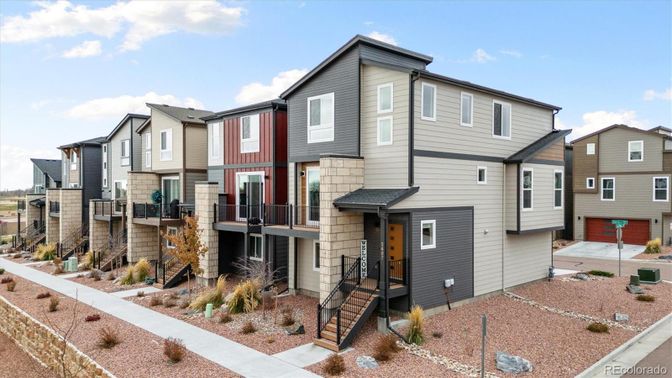 Exterior, Facade, Rowhouse