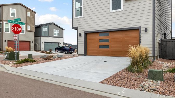Attached, Exterior, Facade, None
