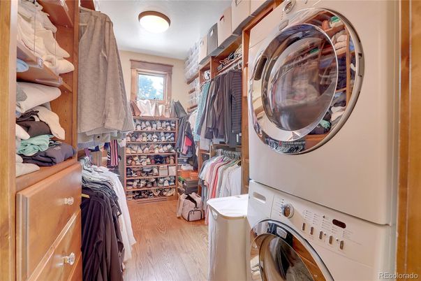 Interior, Utility Closets, Walk-in Closets, Washer, Wood Texture Flooring