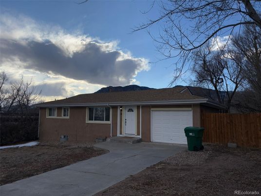 Attached, Exterior, Facade, Ranch