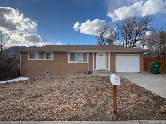 Attached, Exterior, Facade, Ranch