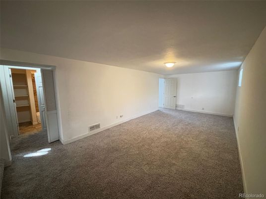 Empty room, Interior