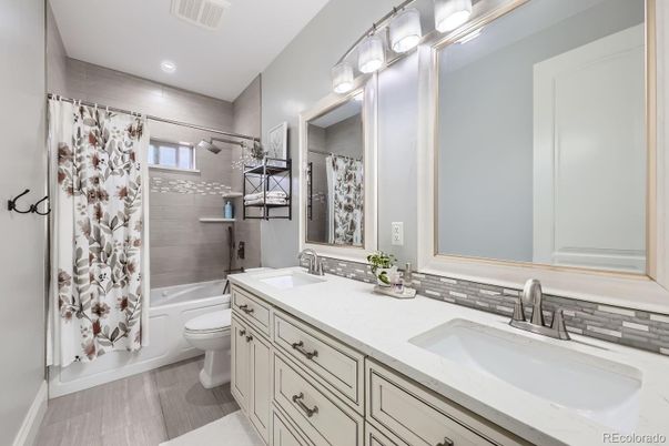Bathroom, Dual Sink Vanities, Interior, Recessed Lighting