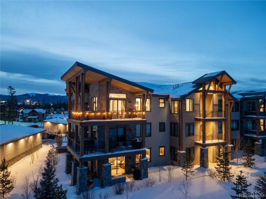 Exterior, Facade, Modern
