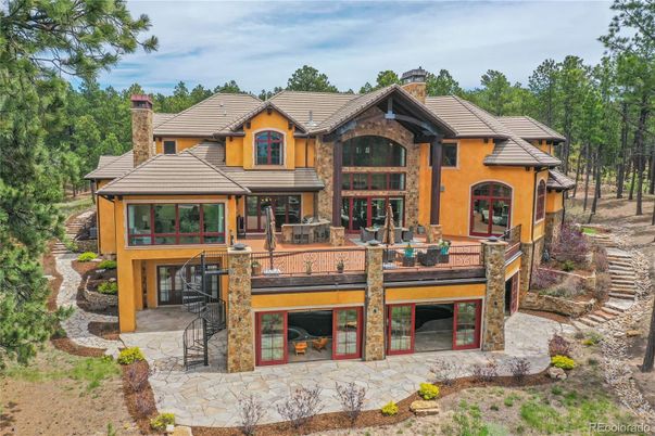 Exterior, Facade, Log Home