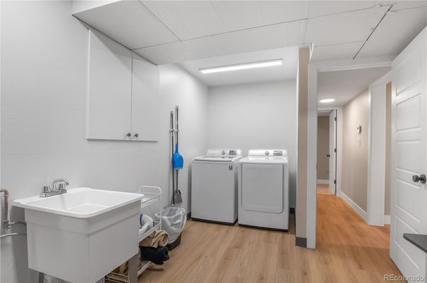 Interior, Recessed Lighting, Washer, Wood Texture Flooring