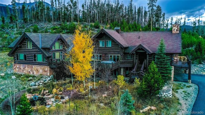 Exterior, Facade, Log Home