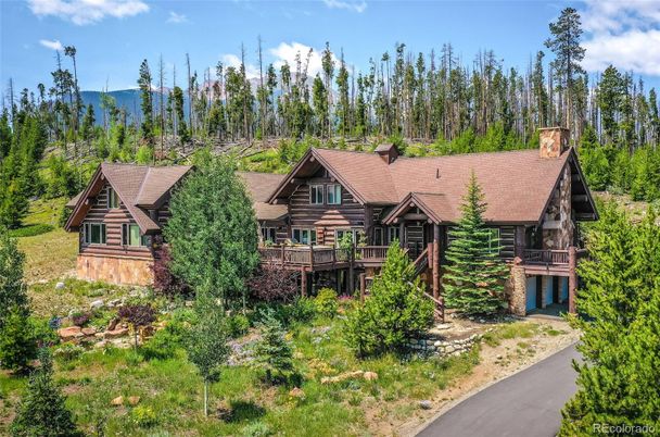Exterior, Facade, Log Home