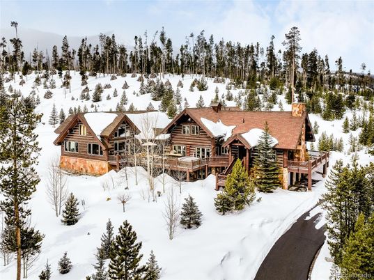 Exterior, Facade, Log Home