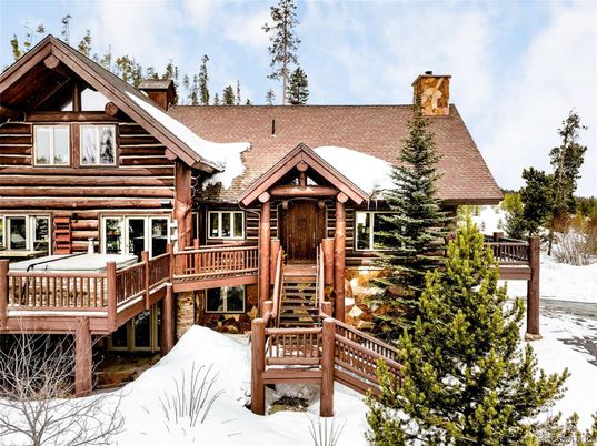 Exterior, Facade, Log Home