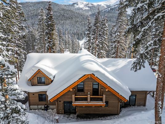 Exterior, Facade, Log Home