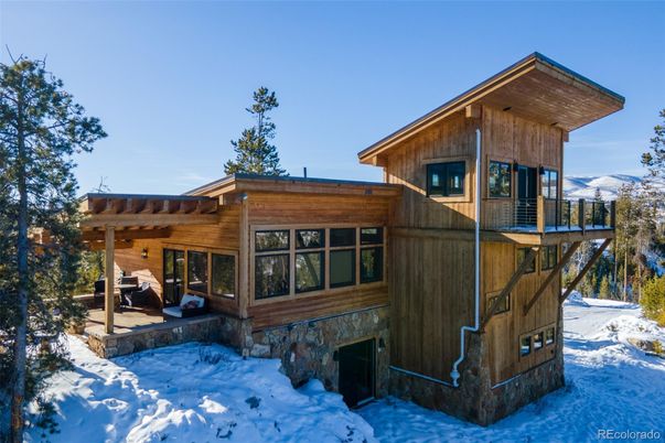 Exterior, Facade, Log Home