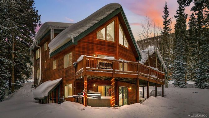 Exterior, Facade, Log Home