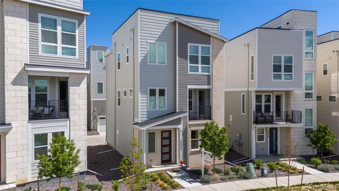 Exterior, Facade, Rowhouse