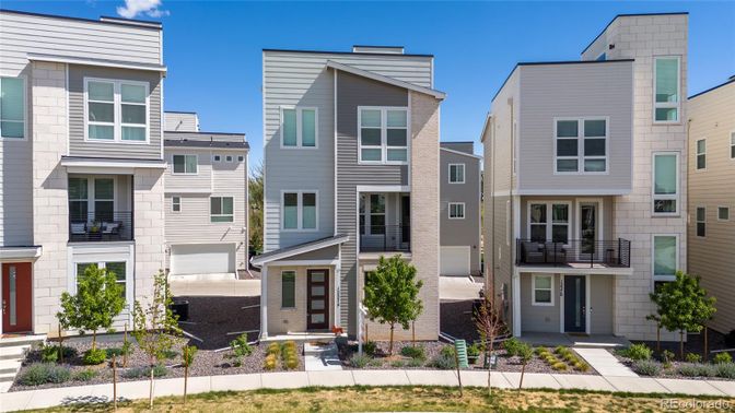 Exterior, Facade, Rowhouse