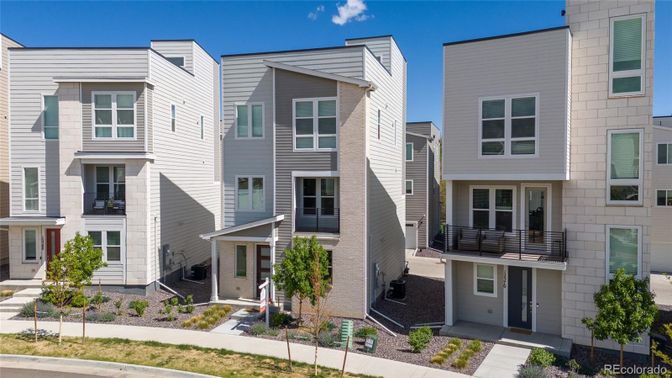 Exterior, Facade, Rowhouse