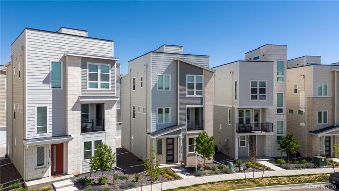 Exterior, Facade, Rowhouse