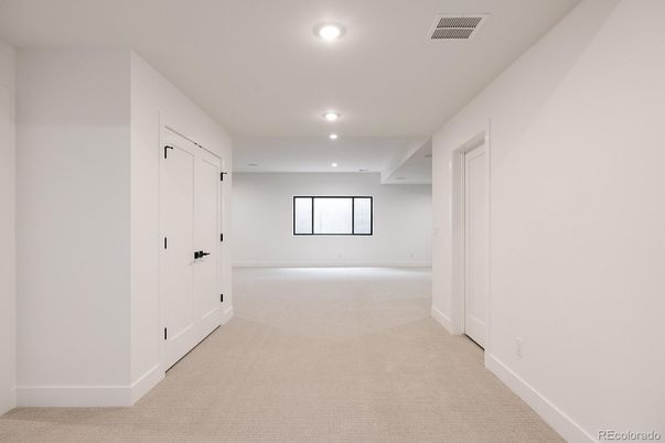 Empty room, Interior, Recessed Lighting