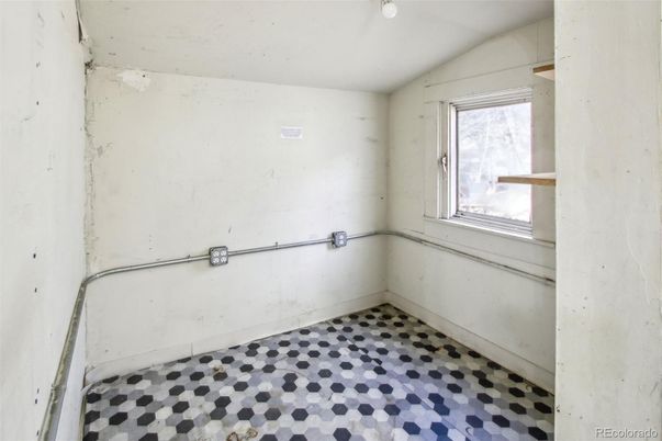Empty room, Interior
