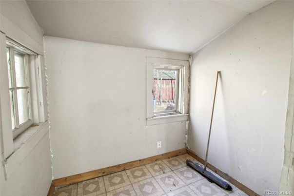 Empty room, Interior