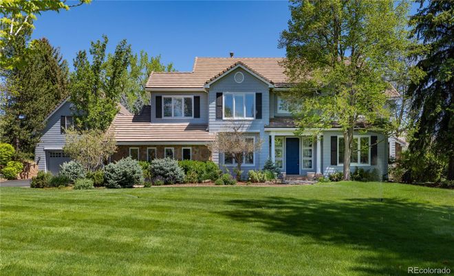 Attached, Exterior, Facade, Brick Facade, Queen Anne Victorian