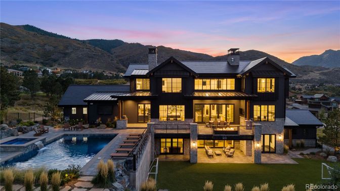 Exterior, Facade, Pool, Farmhouse