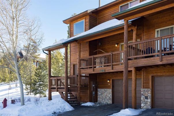 Exterior, Facade, Log Home