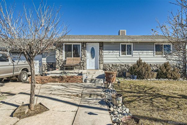 Backyard, Exterior, Facade, Raised Ranch