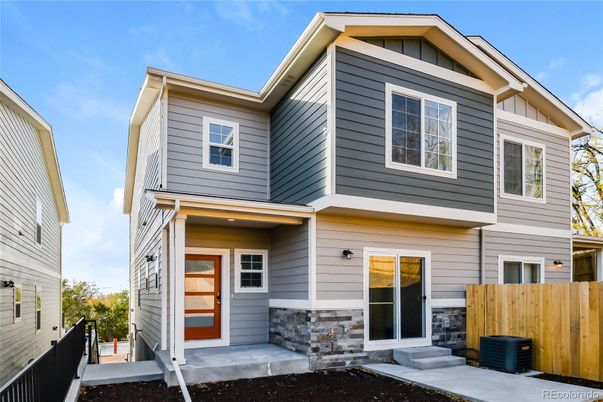 Exterior, Facade, Rowhouse