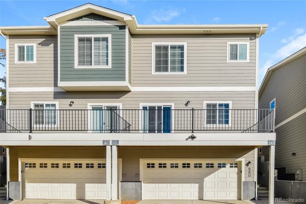 Attached, Exterior, Facade, Rowhouse