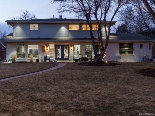 Exterior, Facade, Split Level