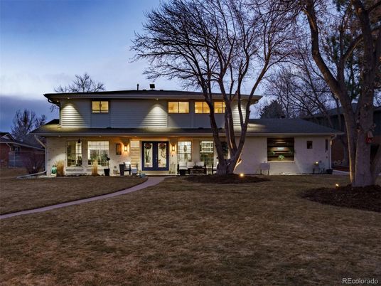 Exterior, Facade, Split Level