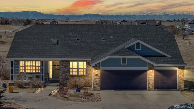 Attached, Exterior, Facade, American Craftsman