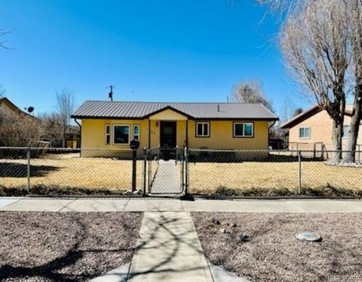 Exterior, Facade, Ranch
