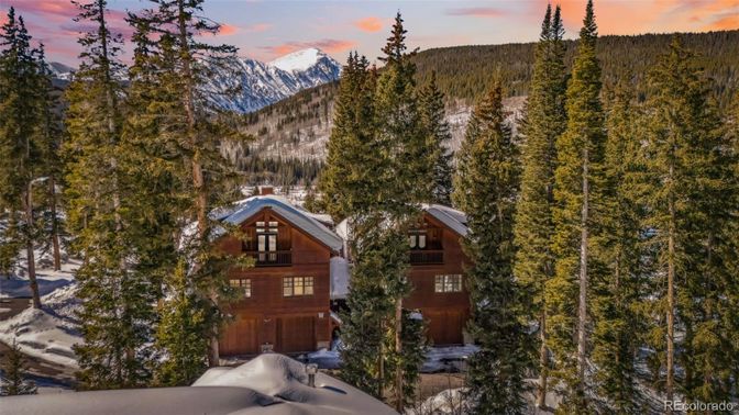 Exterior, Facade, Log Home