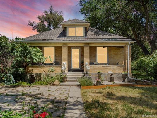 Exterior, Facade, American Foursquare