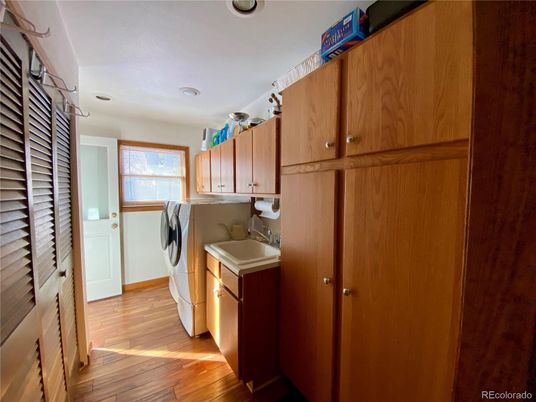 Interior, Recessed Lighting, Washer, Wood Texture Flooring