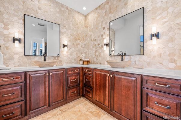 Bathroom, Dual Sink Vanities, Interior, Recessed Lighting