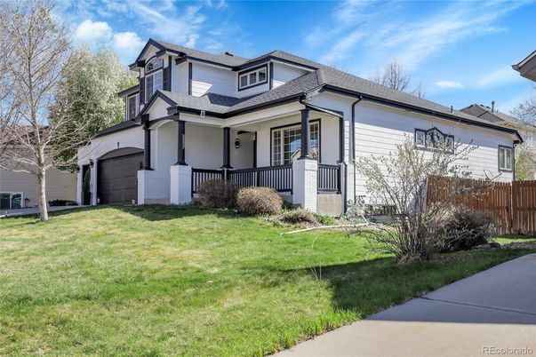 Attached, Exterior, Facade, Queen Anne Victorian