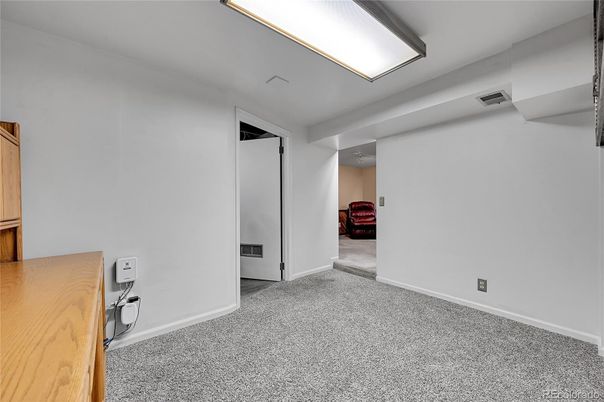 Empty room, Interior