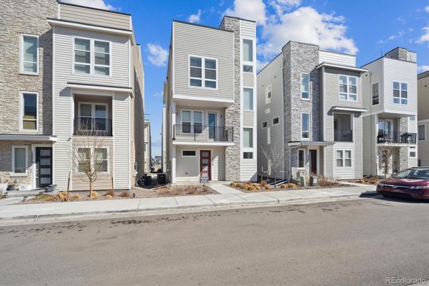 Exterior, Facade, Rowhouse