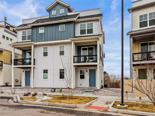 Exterior, Facade, Rowhouse