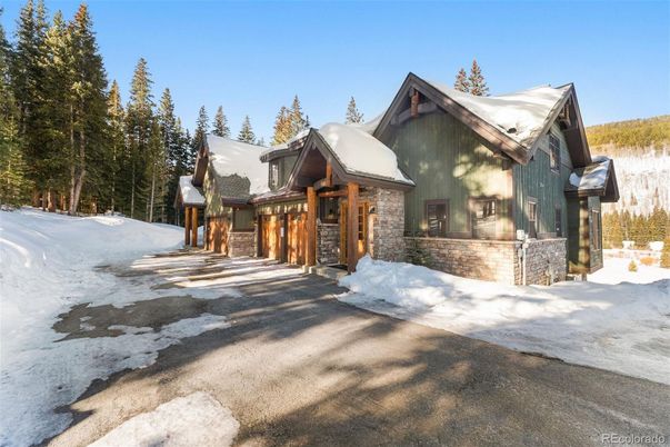 Exterior, Facade, Log Home