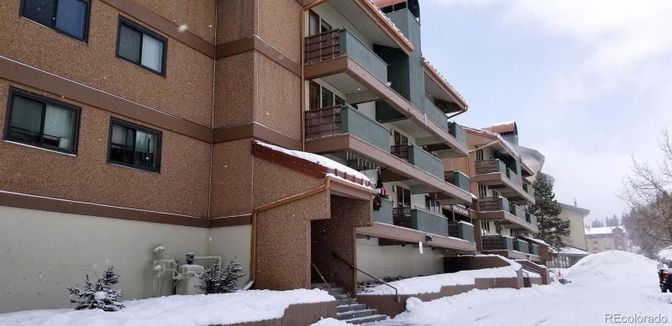 Exterior, Facade, Modern