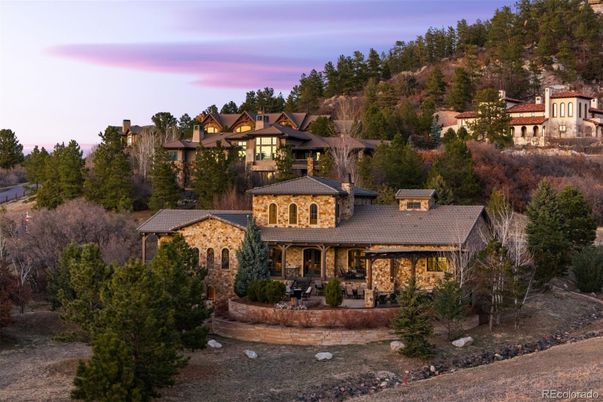 Exterior, Facade, Log Home
